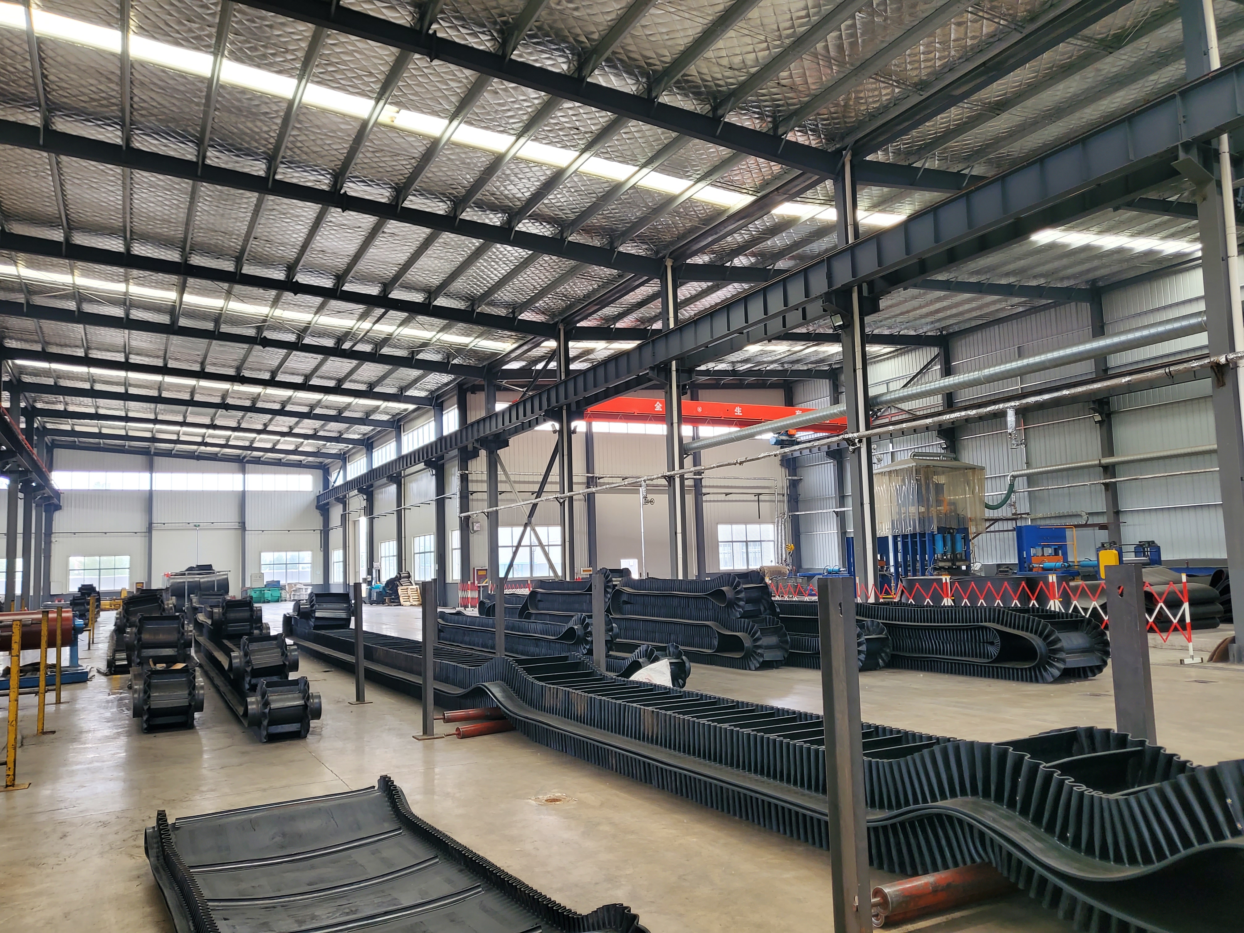 The conveyor belt with corrugated folds The conveyor belt with corrugated folds